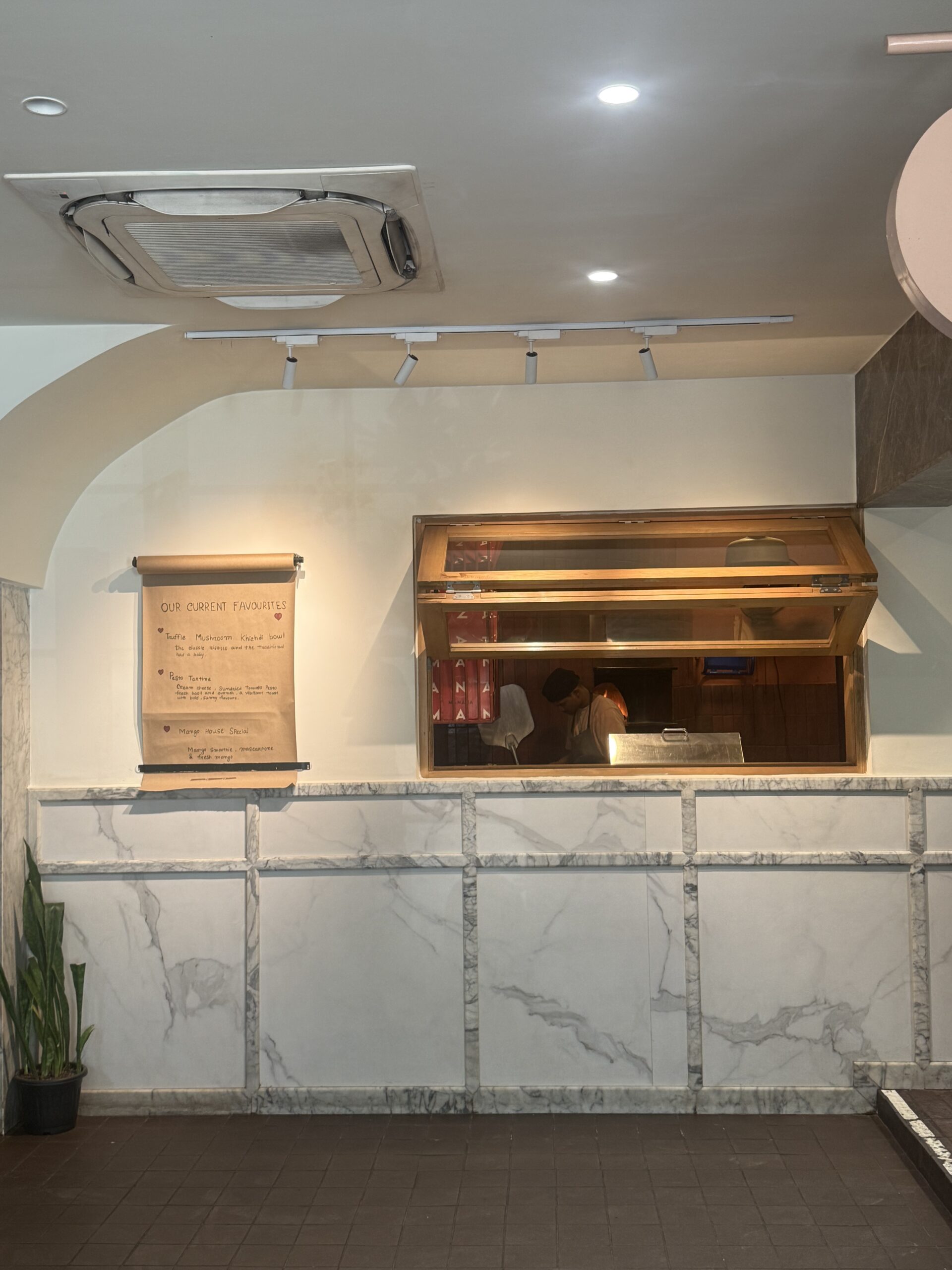 Cafe Manana Anna Nagar Chennai wood fired pizza preparation