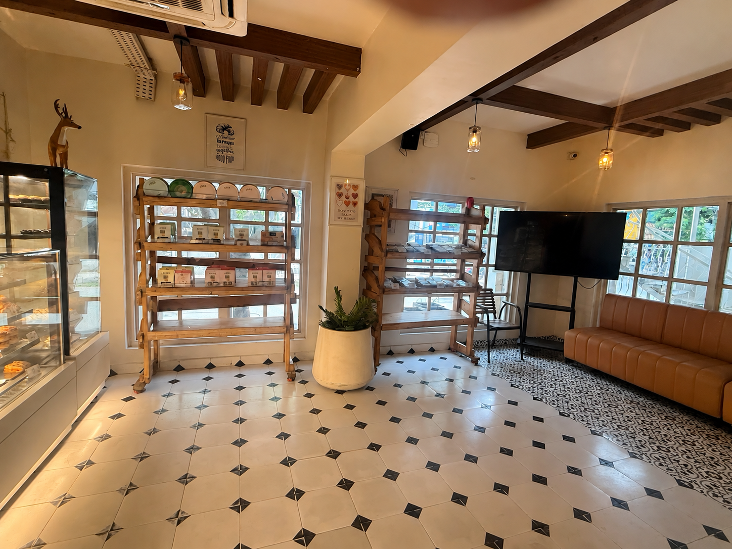 Glen's Bakehouse Anna Nagar Chennai bakery lobby